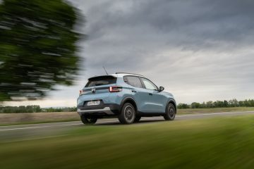 Citroën C3 en movimiento mostrando su perfil dinámico y compacto