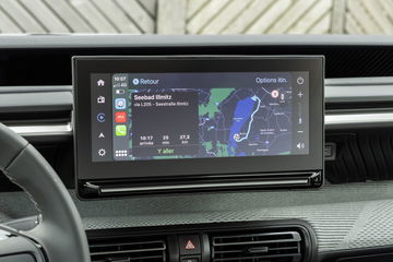 Vista detallada del sistema de infotenimiento del Citroën C3 2024.