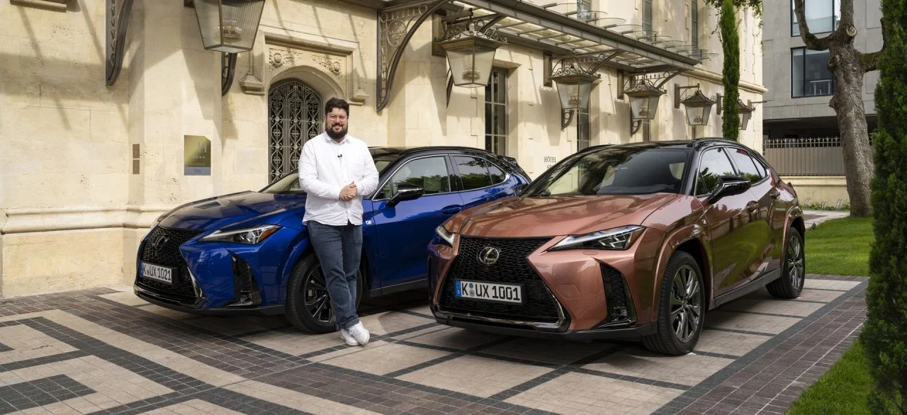 Vista delantera y lateral del Lexus UX 300h en un entorno urbano