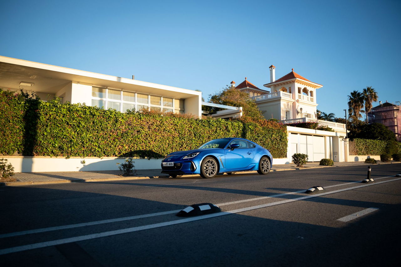 Perfil dinámico del Subaru BRZ destacando su silueta deportiva