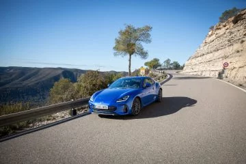 Subaru BRZ posando en ruta de montaña, evocando deportividad y agilidad.