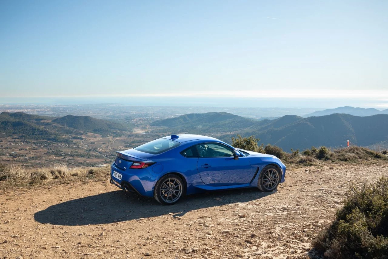 Vista lateral del Subaru BRZ en un entorno natural mostrando su línea dinámica y deportiva.