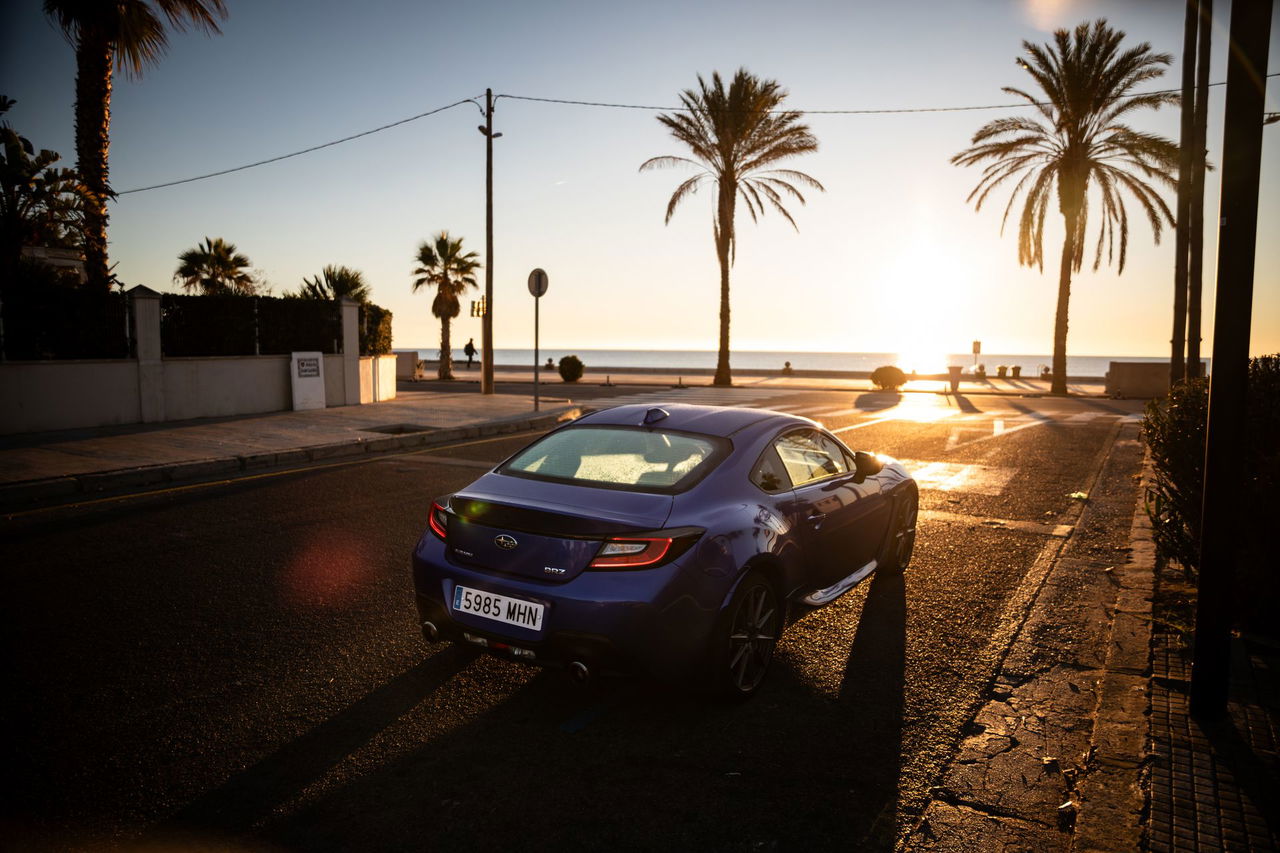 Vista poética del Subaru BRZ al atardecer, reflejando su diseño atemporal.