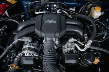 Vista del motor bóxer del Subaru BRZ, ícono de eficiencia y rendimiento.