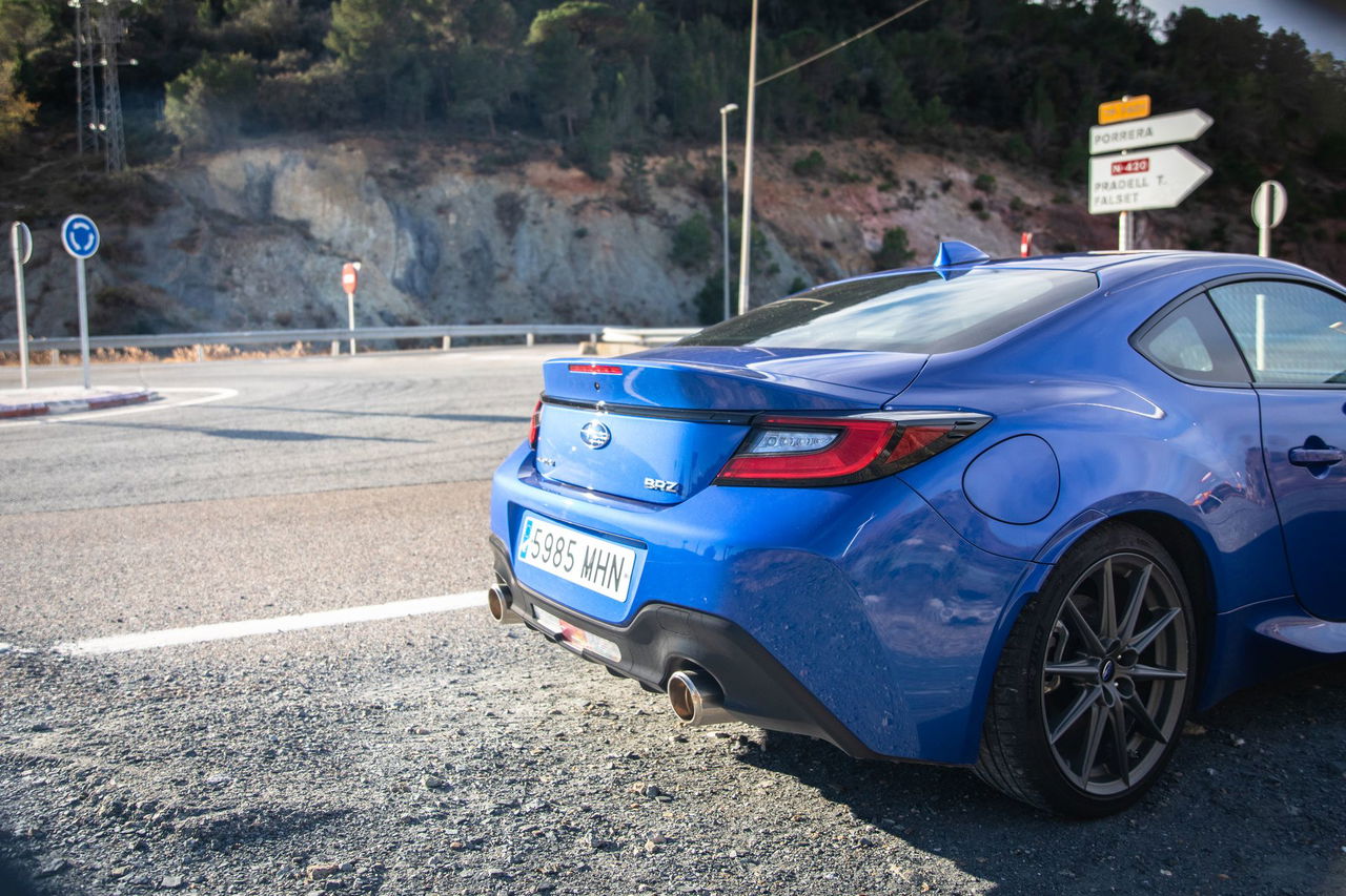 Vista trasera y lateral que muestra la elegancia y deportividad del Subaru BRZ