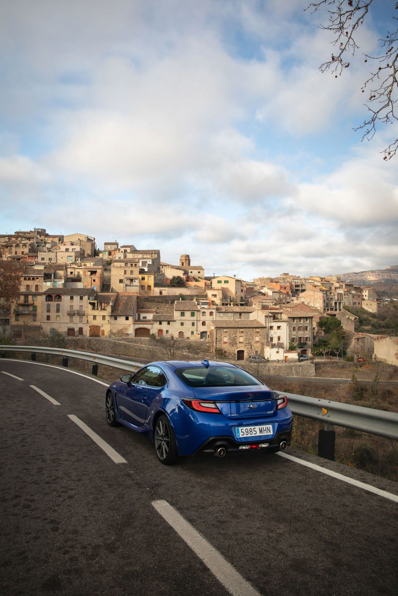 Subaru BRZ mostrando su línea trasera y lateral en entorno pintoresco