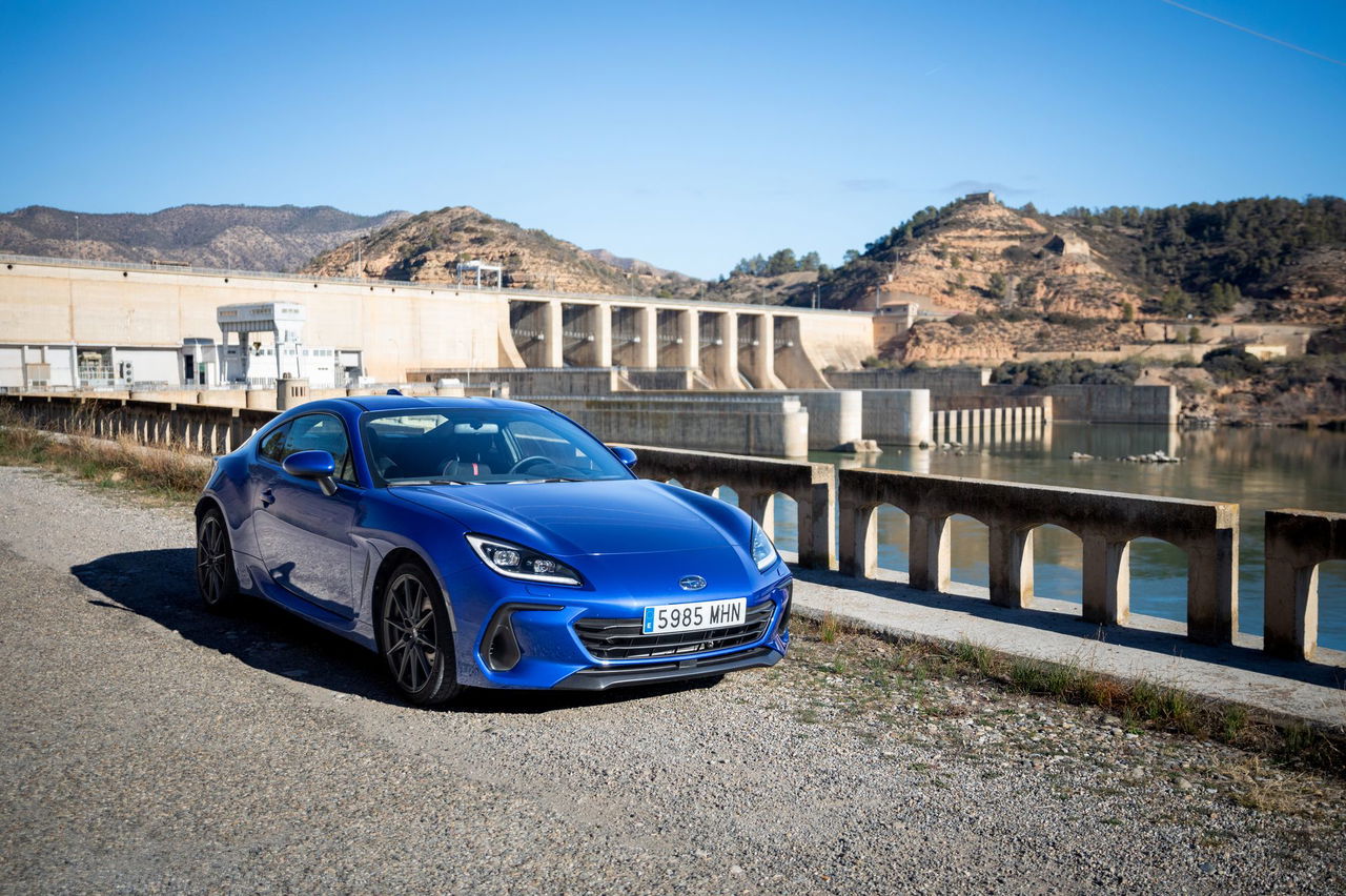 El Subaru BRZ muestra sus líneas fluidas y deportivas en un entorno natural.