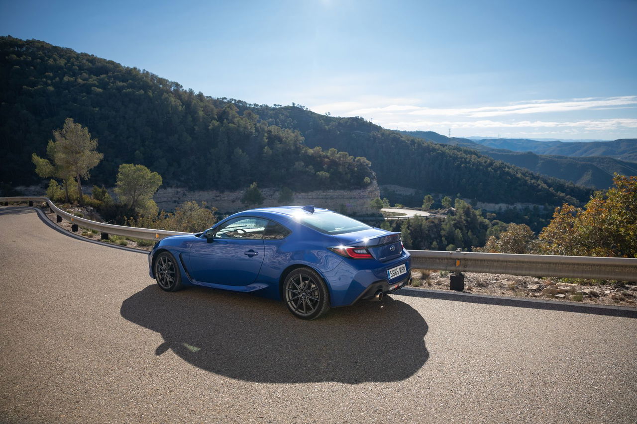 Subaru BRZ luciendo su lineas deportivas frente paisaje montañoso