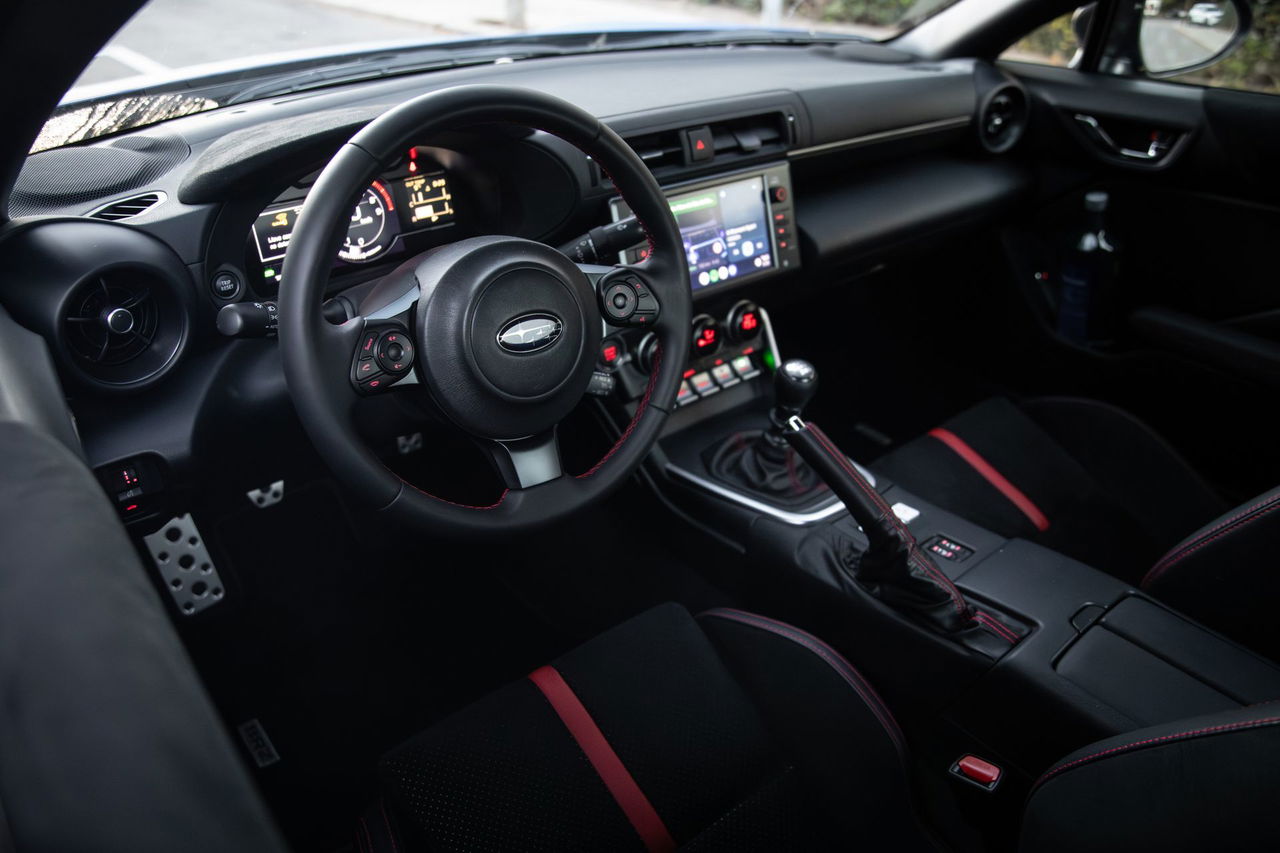 Cockpit del Subaru BRZ destilando deportividad.