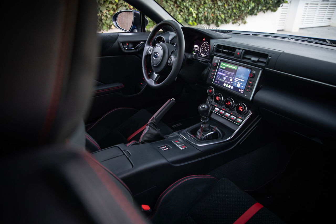 Interior Subaru BRZ muestra comodidad y deportividad.