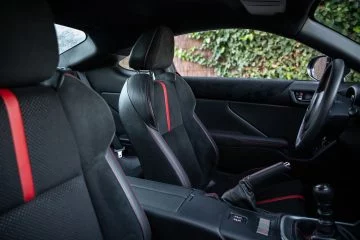 Cabina del Subaru BRZ enfocando calidad y ergonomía de asientos.