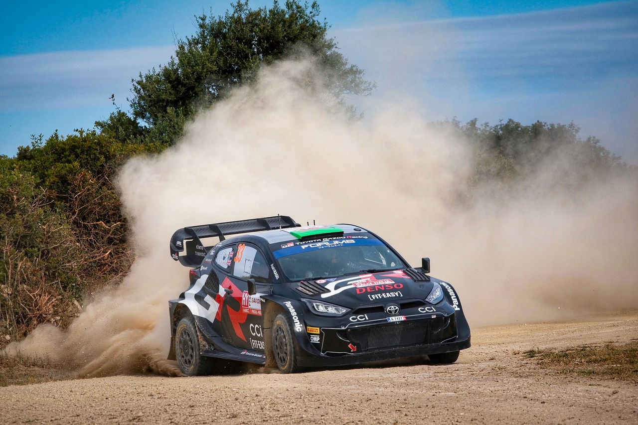 Toyota Yaris WRC deslizándose por la tierra en el Rally de Cerdeña.