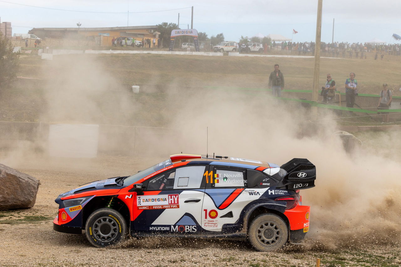 Un Hyundai i20 Coupe WRC derrapando en la tierra de Cerdeña.