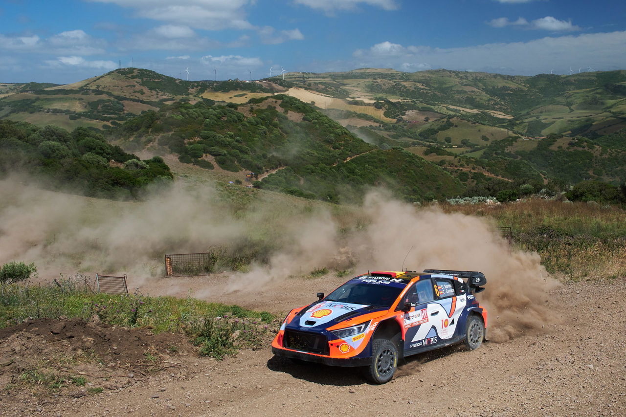 Vehículo de competición derrapando en etapa del Rally de Cerdeña 2024.