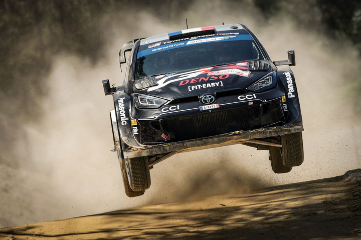 Toyota Yaris WRC surcando un tramo del Rally de Portugal 2024.