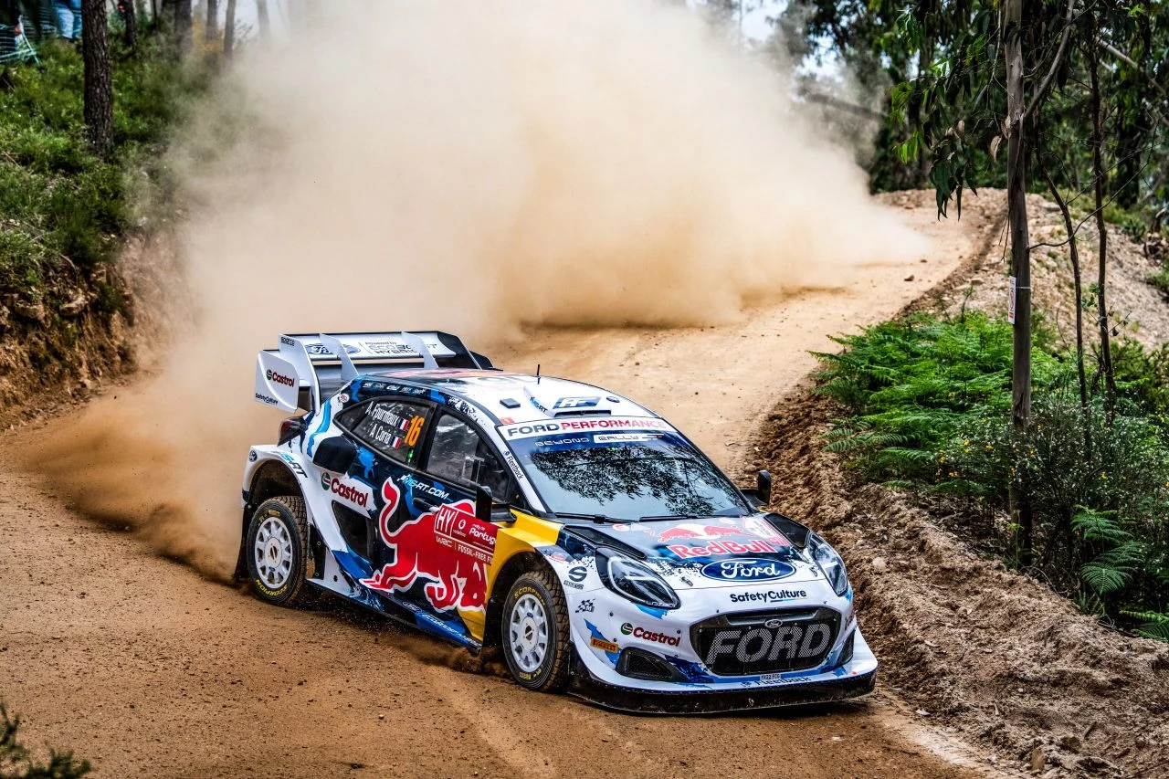 Ford compite con destreza en las pistas polvorientas del Rally de Portugal 2024.