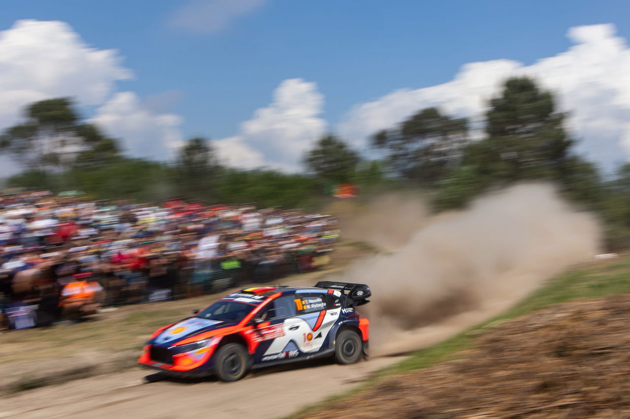 El Hyundai i20 Coupe WRC desliza sobre la tierra del tramo final en Portugal.