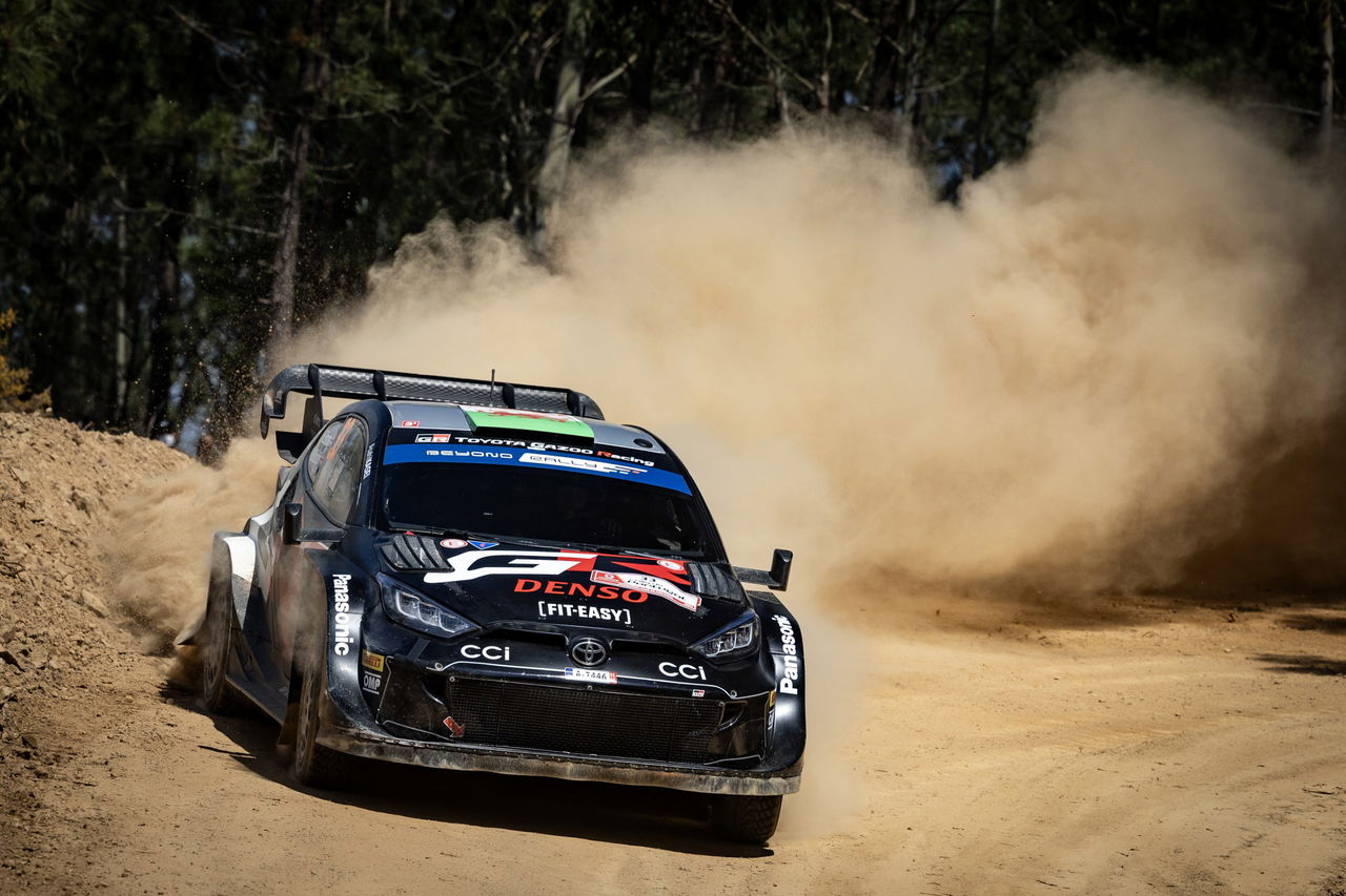 Toyota Gazoo Racing WRC atravesando una curva con destreza y levantando polvo en el Rally de Portugal 2024.