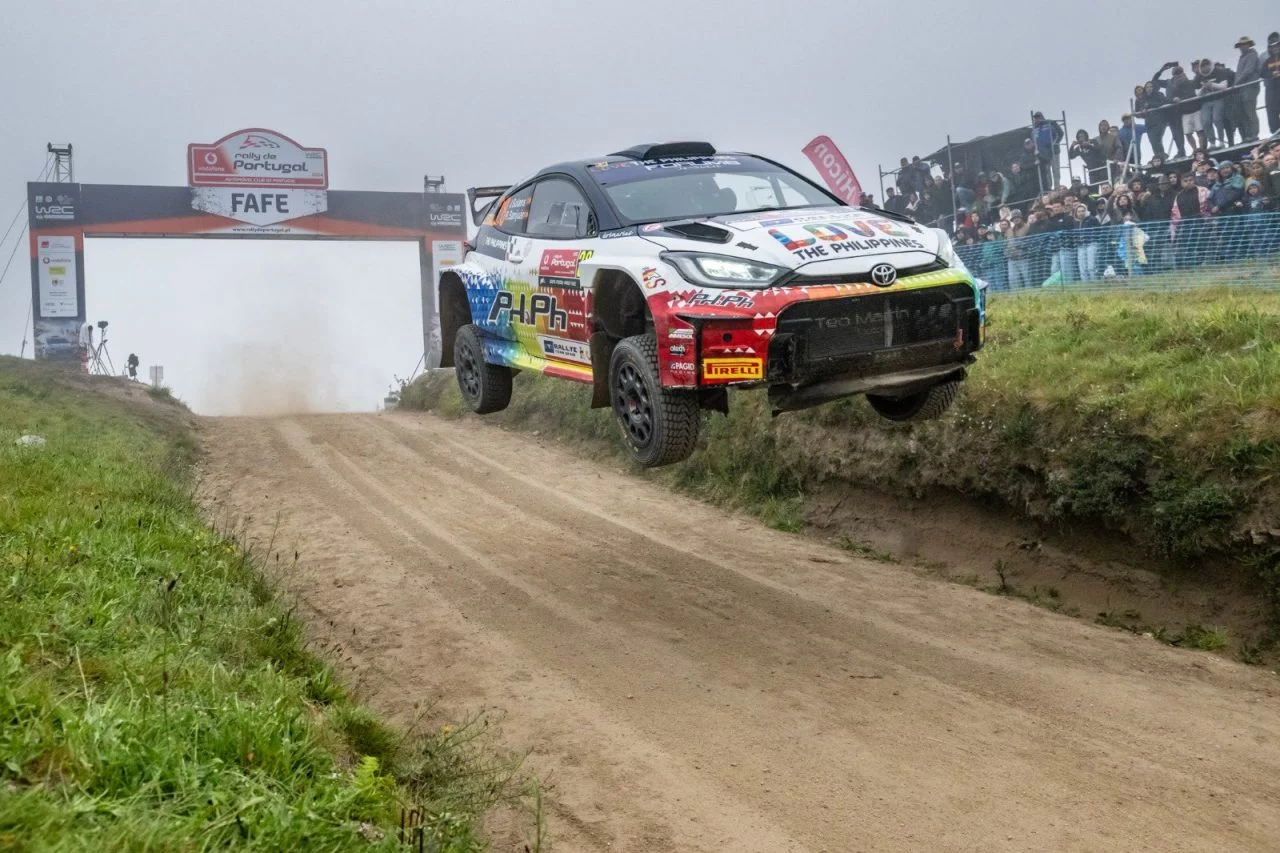 Competidor a plena acción en Rally de Portugal 2024, levanta polvo en una curva cerrada.