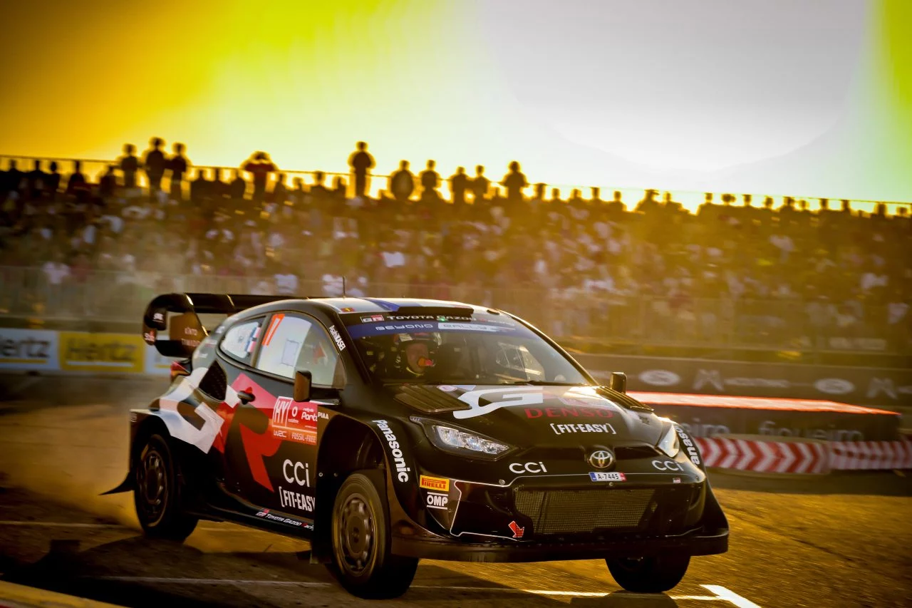 El Toyota Yaris WRC toma una curva con destreza en el atardecer del Rally de Portugal 2024.