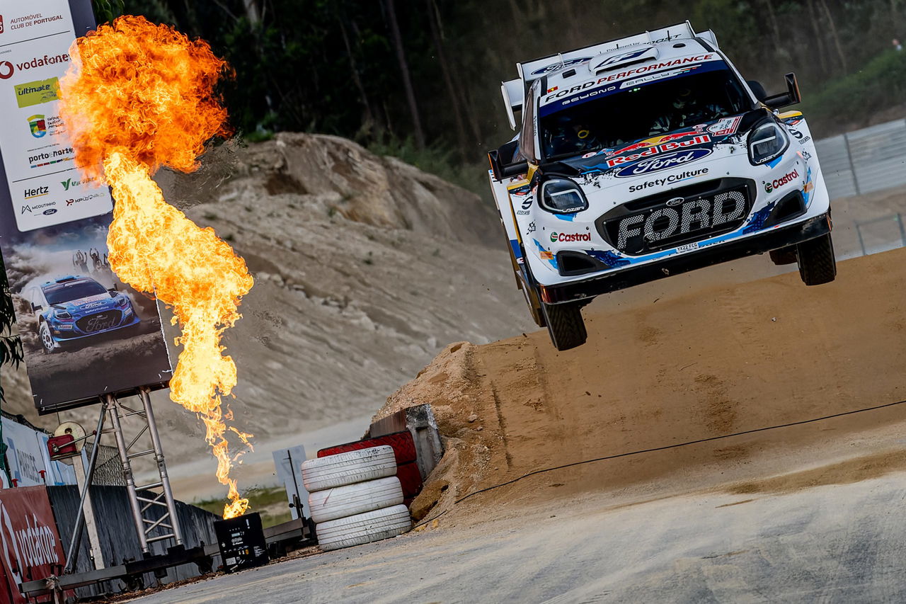 Ford WRC en el aire con llamarada en Rally Portugal 2024.