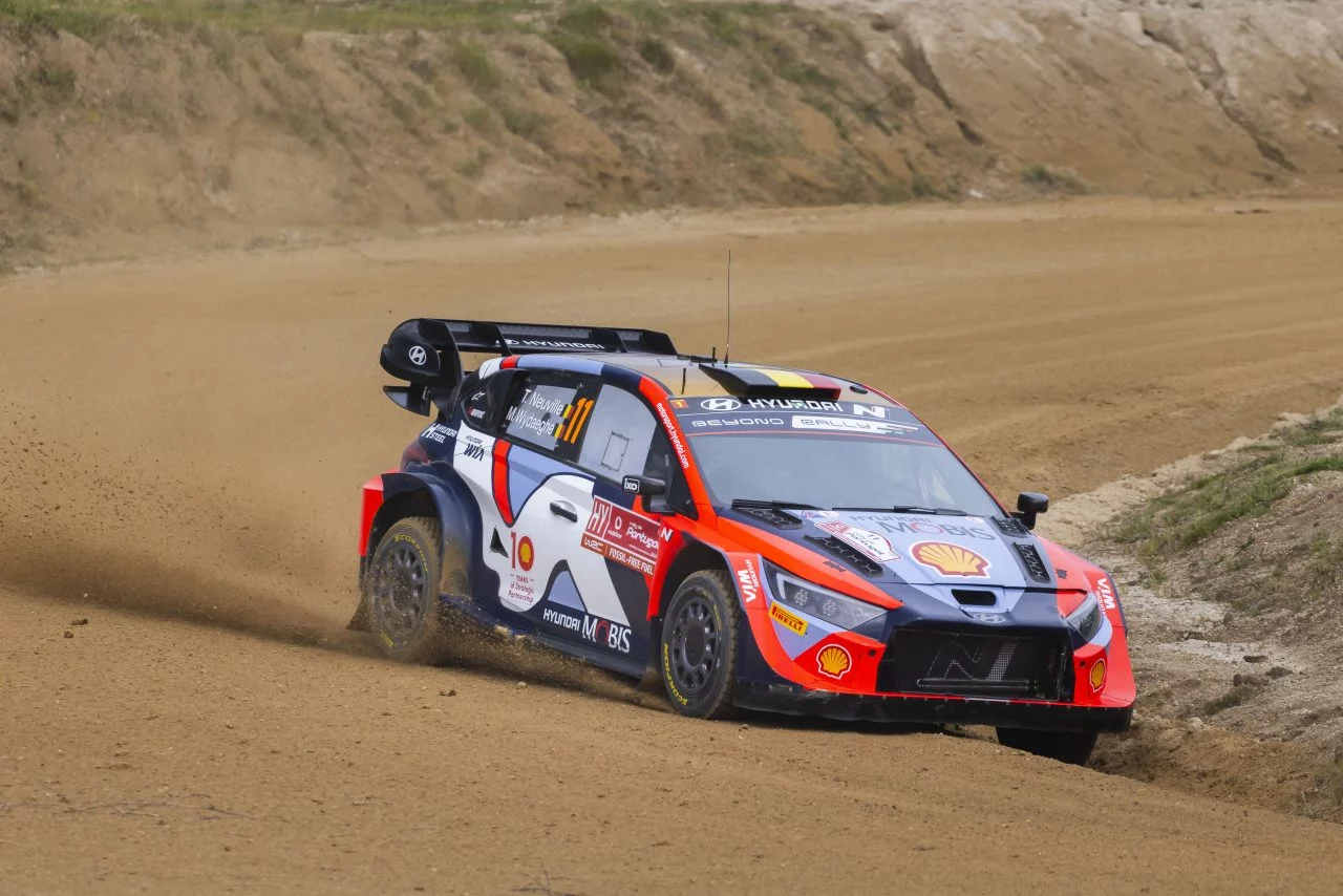 Vehículo de Hyundai en acción durante el Rally de Portugal, levantando tierra en una curva cerrada