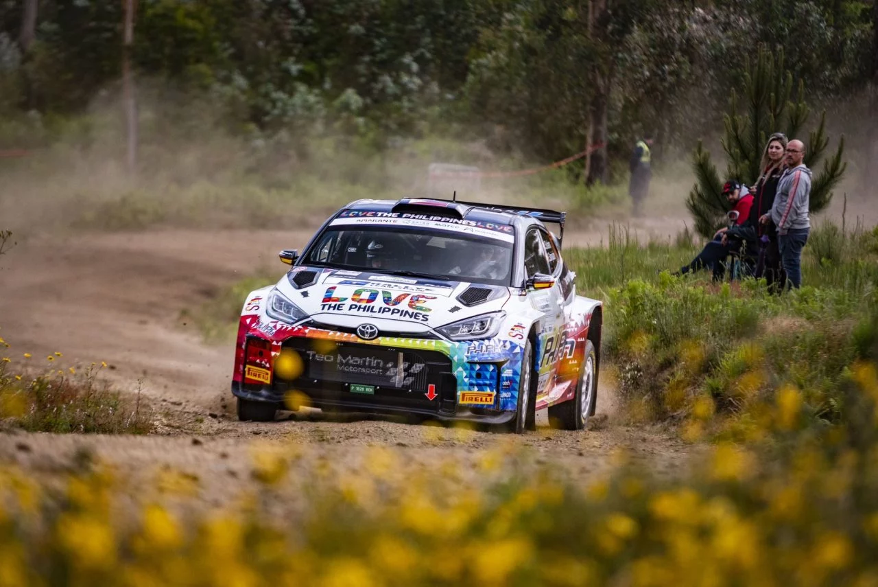 Imagen dinámica de un vehículo rally en terreno de grava, competición WRC Portugal.