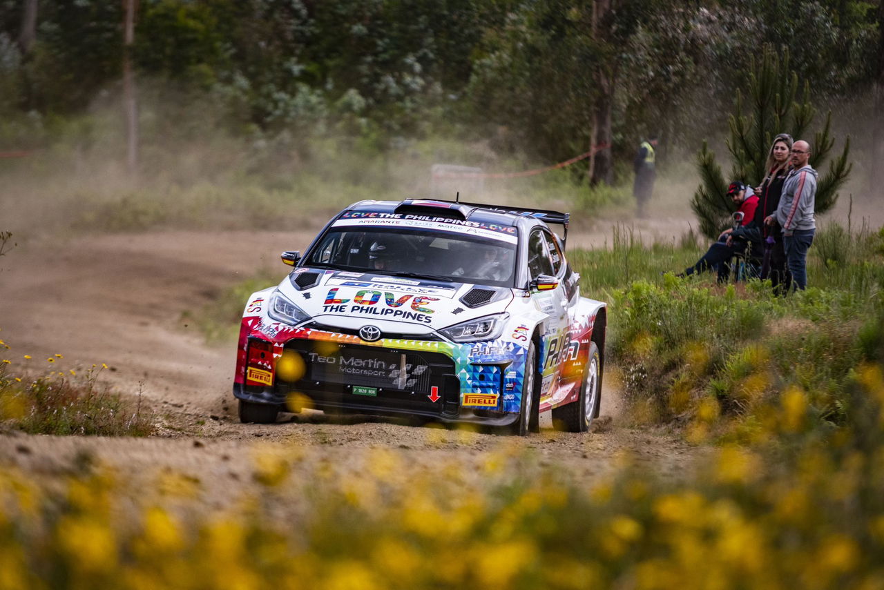 Imagen dinámica de un vehículo rally en terreno de grava, competición WRC Portugal.