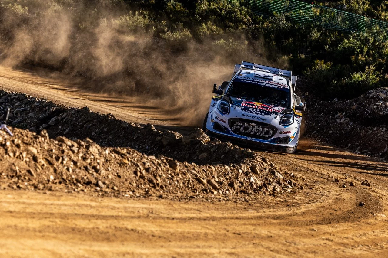 Ford WRC derrapando con maestría en el Rally de Portugal 2024