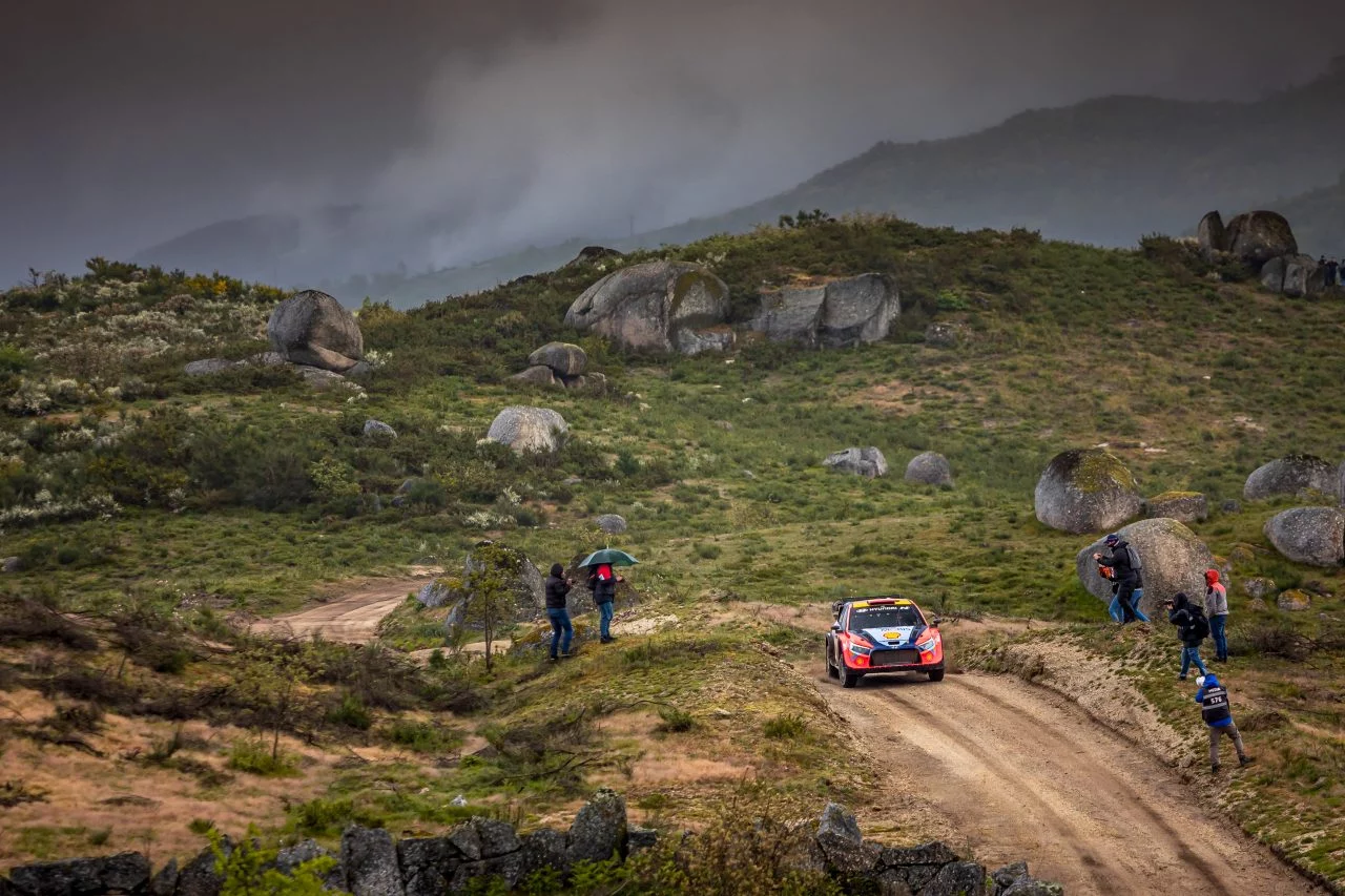 Vehículo competición dominando exigente tramo Rally Portugal 2024.