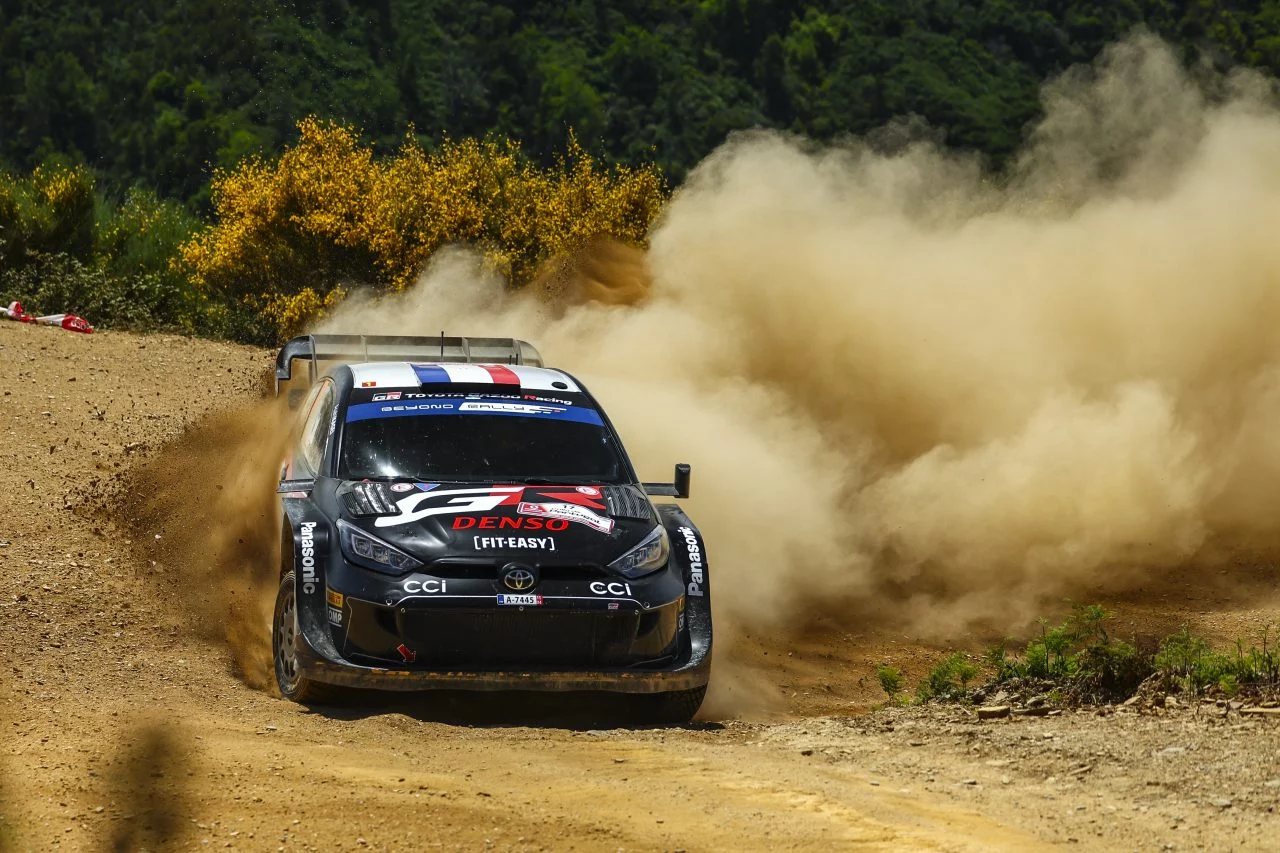 Toyota Yaris WRC deslizándose sobre grava en Rally de Portugal 2024.