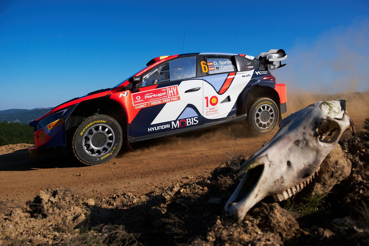 Hyundai i20 Coupe WRC surcando etapa de tierra en Rali de Portugal