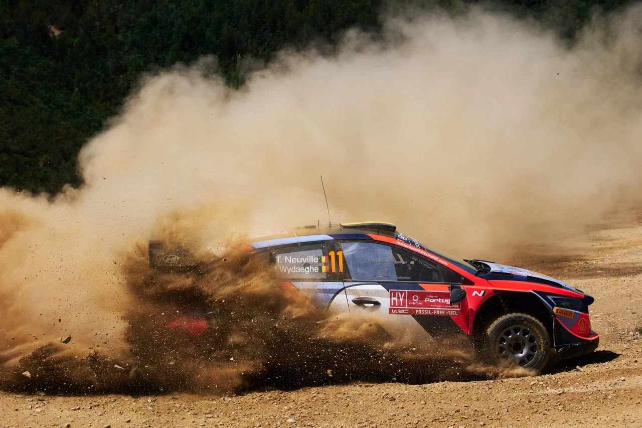 Hyundai i20 Coupe WRC deslizándose en una curva con maestría en el Rally de Portugal.