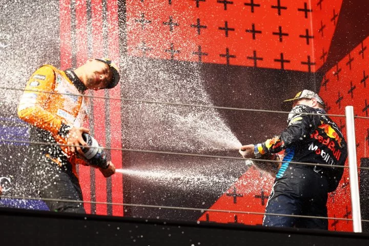 Pilotos de McLaren y Red Bull celebrando en el podio en Imola, temporada 2024
