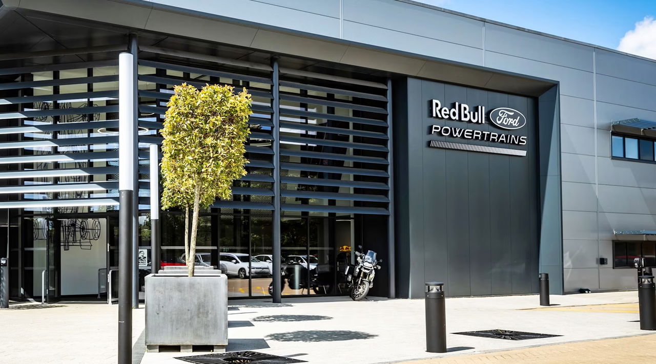 Fachada de la sede de Red Bull Powertrains en asociación con Ford.