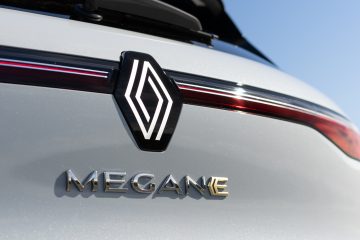 Vista detallada del logo e insignia traseros del Renault Mégane.