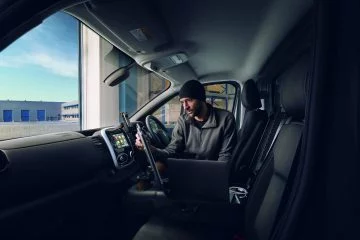 Vista del habitáculo delantero del Renault Trafic, destacando su ergonomía y diseño moderno.