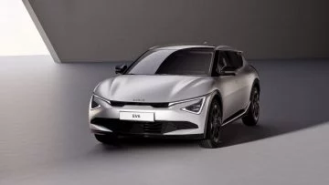 El Kia EV6 muestra su línea refinada y diseño vanguardista tras restyling.