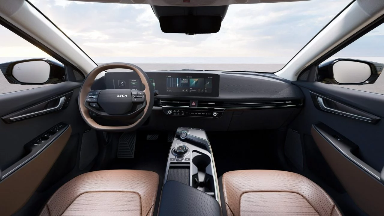 Vista del habitáculo del Kia EV6 tras su actualización, destacando materiales y ergonomía.