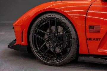 Detalle de la rueda lateral de un Rezvani Beast con diseño agresivo