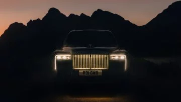 Silueta trasera del Rolls-Royce Cullinan iluminada al anochecer