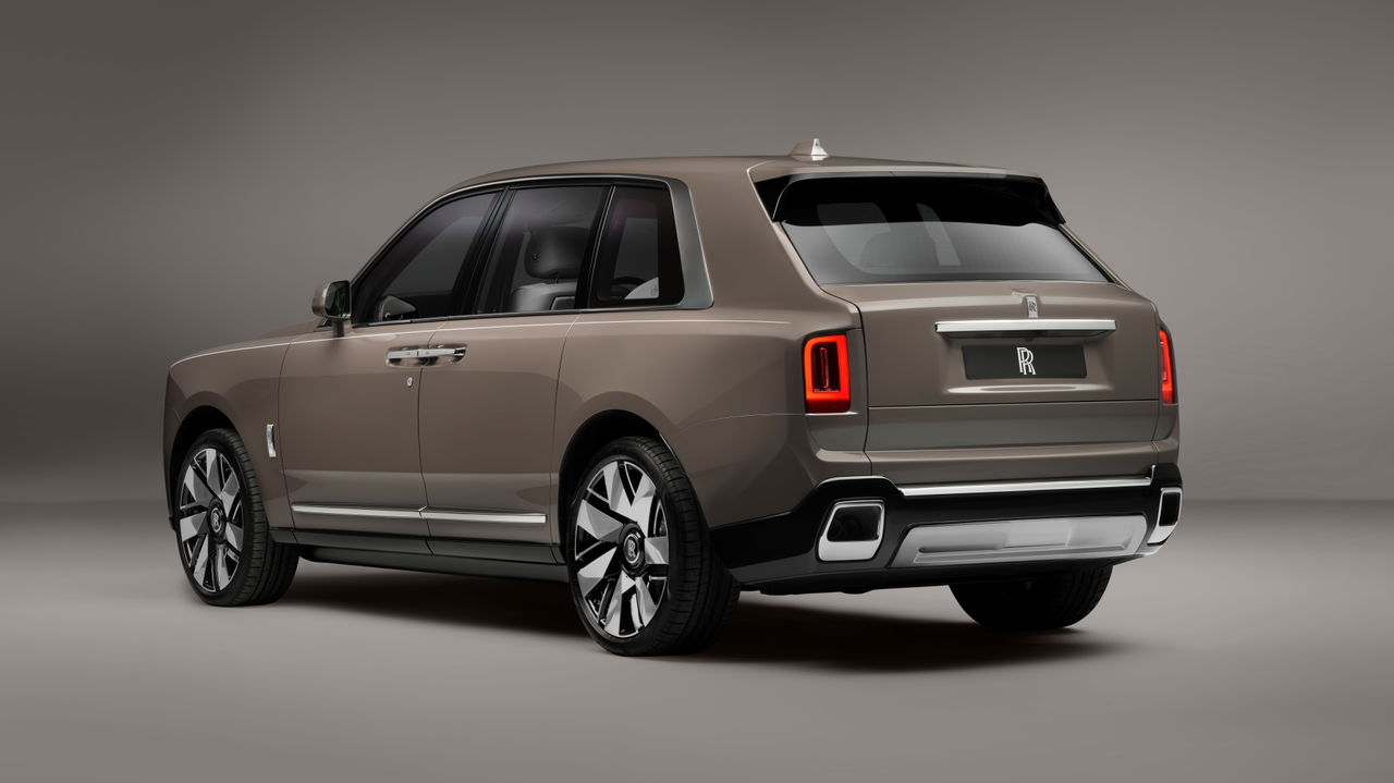 Vista trasera y lateral del Rolls-Royce Cullinan que manifiesta su diseño majestuoso y elegante.