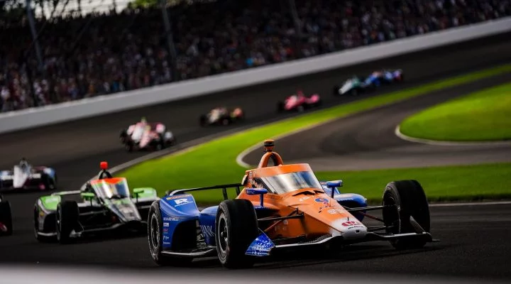 Vista dinámica del Honda de Scott Dixon compitiendo en la Indy 500.