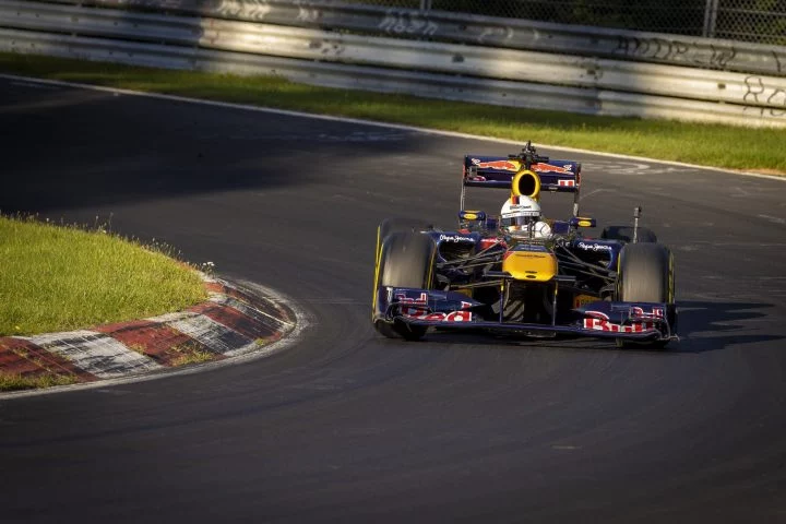 Sebastian Vettel al volante de un Red Bull, piloto eficaz en circuito.