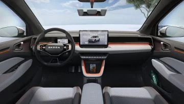 Vista del puesto de conducción del Skoda Epiq, destacando su diseño ergonómico y tecnológico.