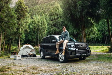 Vista angular de SUV de 7 plazas orientado a la economía.