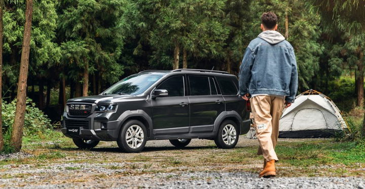 Vista lateral de un SUV de 7 plazas, destacando su relación calidad-precio