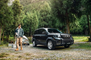 SUV de 7 plazas estacionado en entorno natural, relación precio-espacio destacable