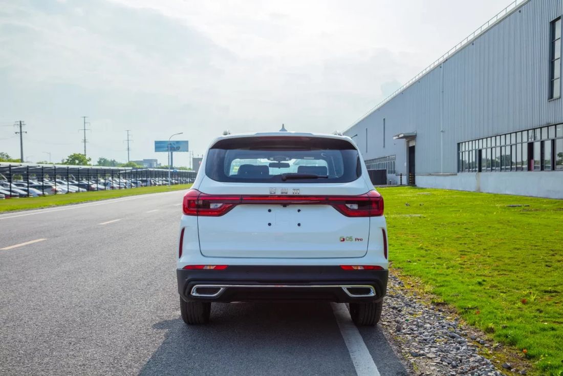 Vista trasera del SUV mostrando su diseño moderno y robusto con doble salida de escape.