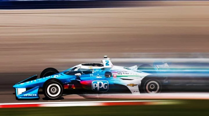 El monoplaza de Team Penske ejecuta una prueba dinámica, destacando su aerodinámica lateral.